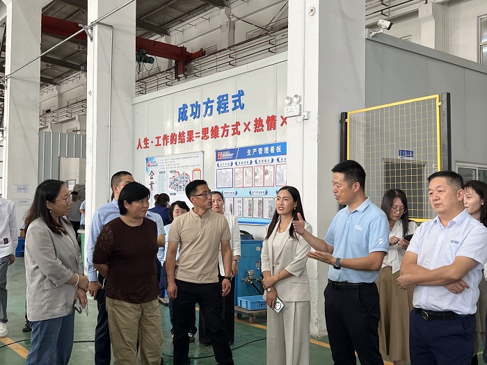 参观企业文化墙 &middot; 讲解经营理念